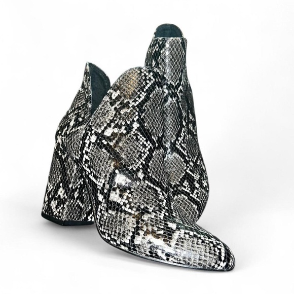 Steve Madden Black and White Ankle Booties with Snakeskin Pattern - Picture 1 of 4